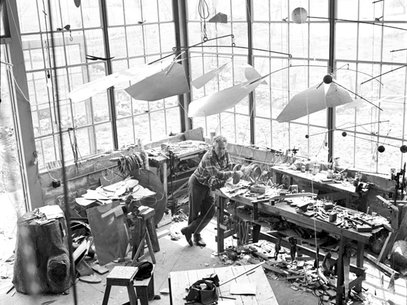Alexander-Calder-en-su-taller-arte-cinetico-geometricarte
